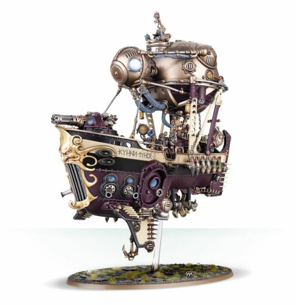 Ein Arkanaut Ironclad ist das Juwel in der Krone der Flotte, ein majesta?tisches Luftschiff. Es ist u?bersa?t mit Waffen und seine großen Frachtra?ume ko?nnen mit Aethergold oder bis zur Reling mit Arkanaut Companies oder Grundstok Thunderers beladen werden. Fortschritte der Endrineure der Kharadron erlaubten es ihnen, immer größere Schiffe für die Himmelsflotte zu bauen, und der Ironclad ist bisher der größte. Diese gewaltigen Schiffe sind Schicht um Schicht mit genieteten Eisenplatten bedeckt und ergießen erstaunliche Mengen Aethershots, Bomben und Torpedos auf alles, was die Frechheit besitzt, zwischen die Kharadron Overlords und ihre Aethergoldbeute zu kommen. Dieser mehrteilige Kunststoffbausatz enthält alle Komponenten, um einen Arkanaut Ironclad zu bauen. Wie es seinem Status als Flaggschiff einer Kharadron-Himmelsflotte geziemt, ist dieses Modell von eindrucksvoller Größe und vollständig mit Waffen übersät. Als Hauptgeschütz hast du die Wahl zwischen einer Great Sky Cannon, einem Great Skyhook und einer Aethermatic Volley Gun und er hat Aethershot Carbines, eine Luftüberlegenheitsmine, Aethershock Torpedoes, Sprengbohrer, Fragmentation Charges und Grollbeileger-Bomben, die am Rumpf befestigt sind. Das Schiff selbst wird von einem gewaltigen Luftschiff-Ballon in der Luft gehalten, der mit detaillierten Röhren und Armaturen bedeckt ist und eine Vielzahl anpassbarer Teile besitzt – im Krähennest kann entweder ein Navigator oder ein Signalgeber mit eigenem Teleskop und Lichtbox sitzen. Außerdem gibt es eine Tonne Takelage, Bombenhalter, Leitern und verschiedenes Schiffszubehör, die du dort platzieren kannst, wo es dir gefällt. Es ist mit Tragflügeln bedeckt, die so angebaut werden können, dass sie in Reiserichtung weisen, und mit einem komplex aussehenden System aus Zahnrädern, die das Ruder antreiben. Es gibt sogar eine Planke, über die jene, die dumm genug waren, sich fangen zu lassen, gehen müssen … Die Besatzung des Ironclads ist genau so detailliert wie das Schiff, das sie bemannt, und am Steuerrad des Schiffs steht ein Kapitän. Ein Endrinrigger mit verschiedenen Werkzeugen hängt von der Seite und repariert ein Leck. Ein Kanonier steht an der Hauptwaffe und dazu gibt den bereits erwähnten Signalgeber und Navigator. Dieser Bausatz besteht aus 152 Einzelteilen und wird mit einem Citadel-Rundbase (170 mm) und einem Flugstab (50 mm) mit Kugelgelenk geliefert.